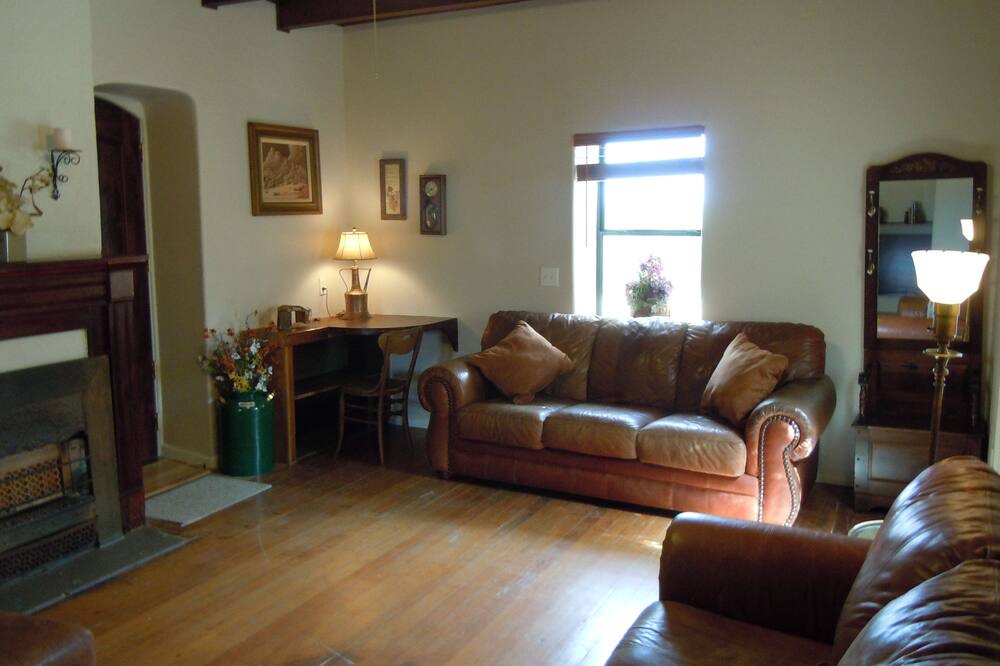 Photo of Livingroom in Oracle