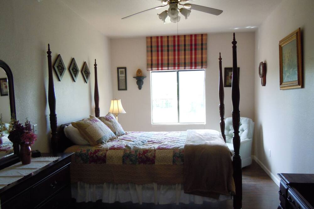 Photo of Bedroom in Oracle