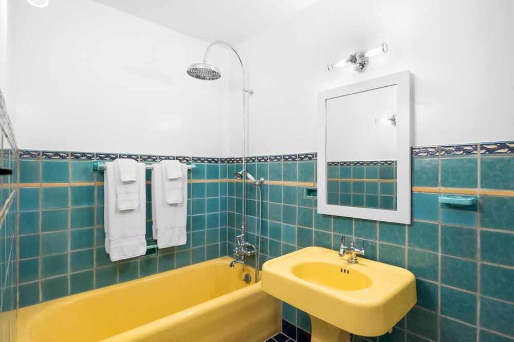 Photo of Bathroom in The Movie Colony