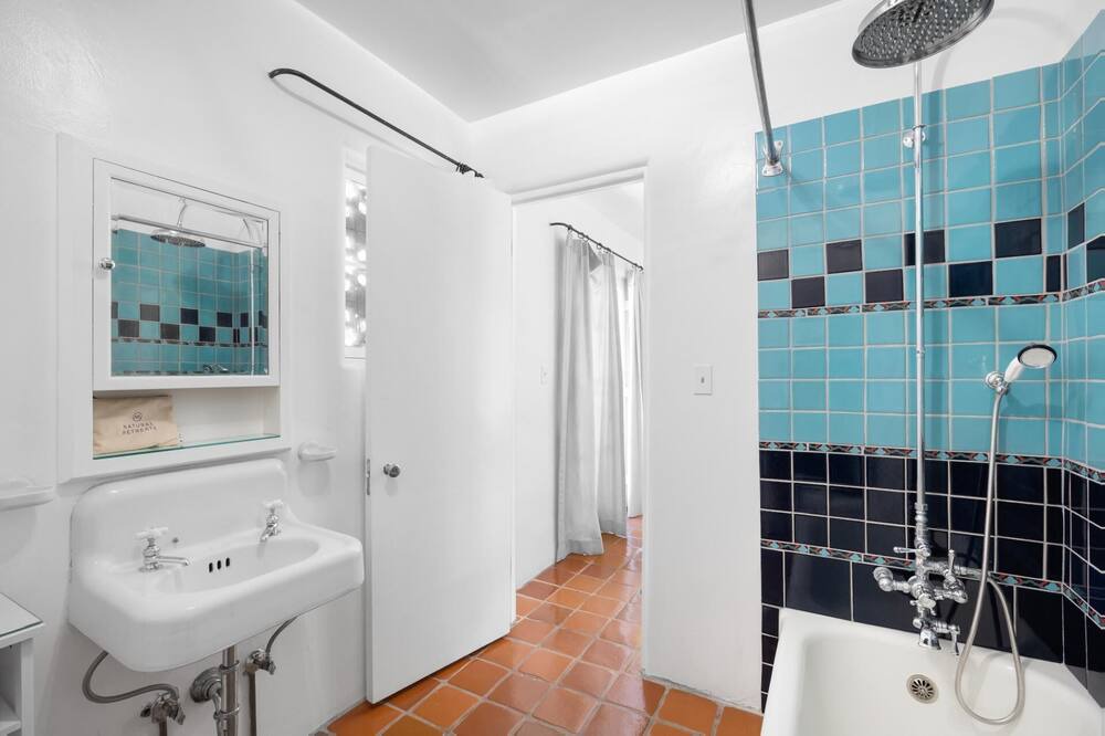 Photo of Bathroom in The Movie Colony