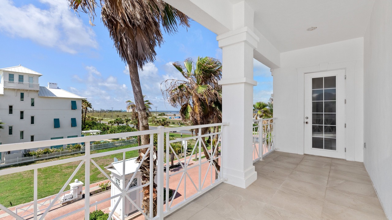 Photo of Patio Balcony in The Shores