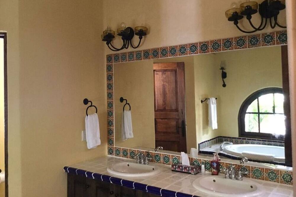Photo of Bathroom in Nopolo