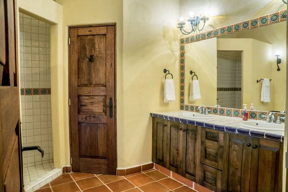 Photo of Bathroom in Nopolo