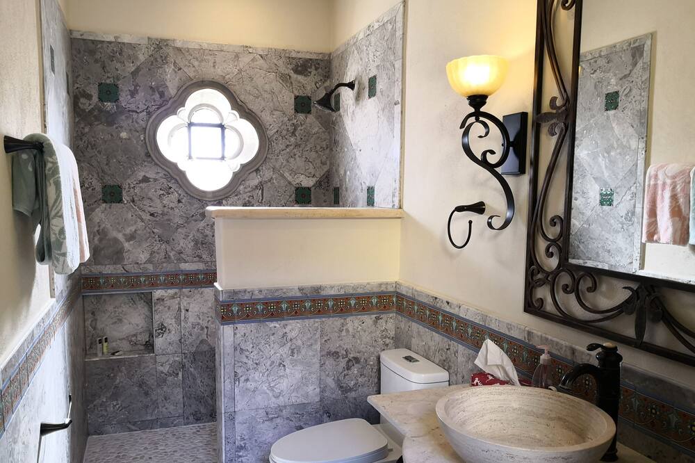 Photo of Bathroom in Nopolo