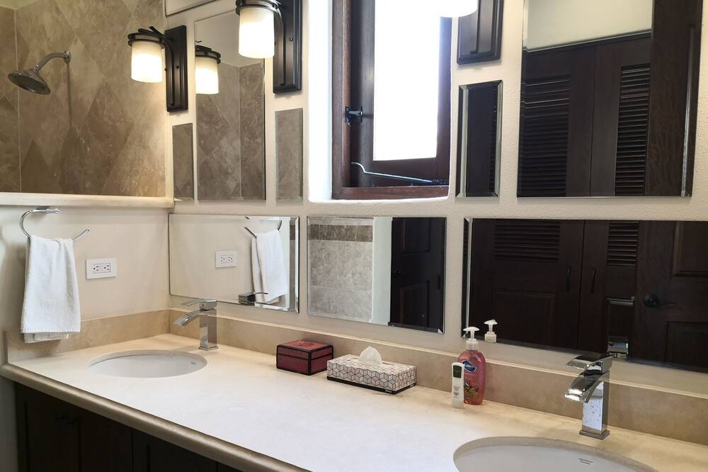 Photo of Bathroom in Nopolo