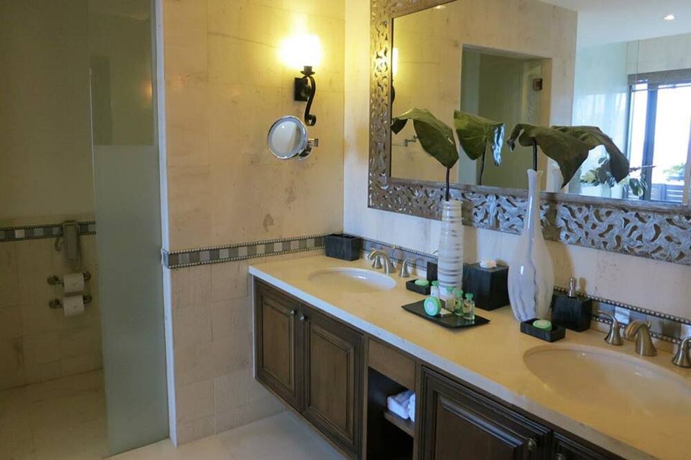 Photo of Bathroom in Marina