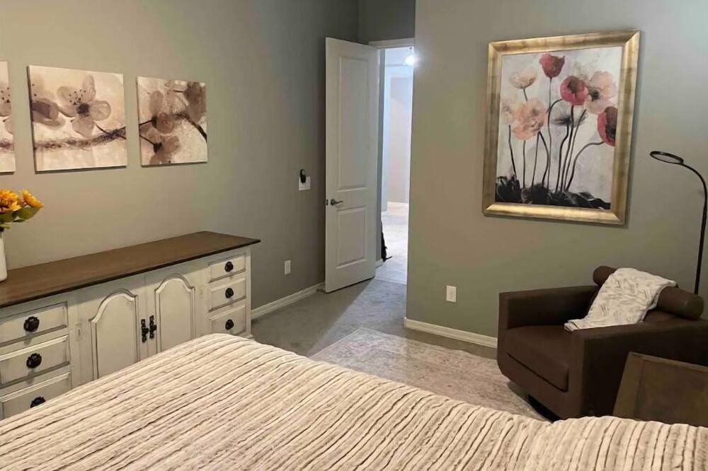 Photo of Bedroom in Montecito in Estrella