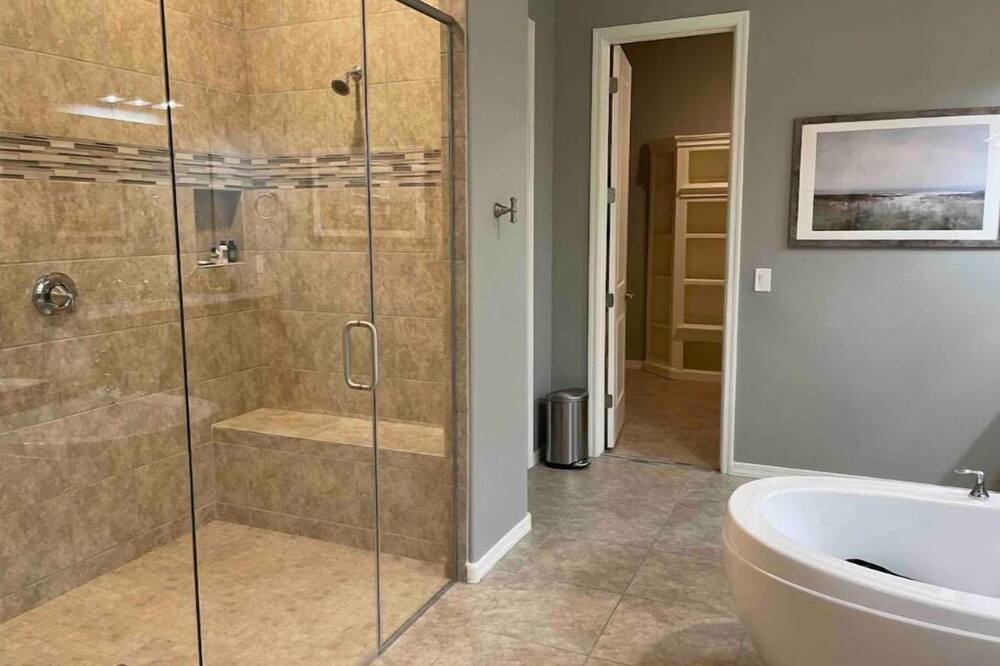 Photo of Bathroom in Montecito in Estrella