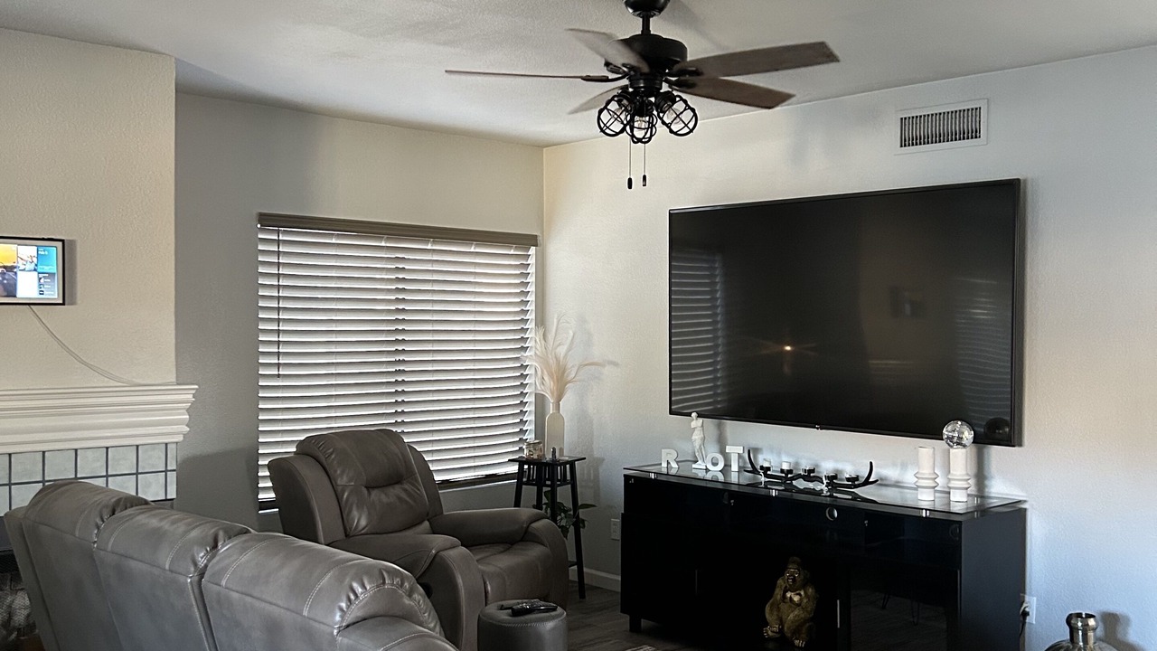 Photo of Livingroom in Garden Lake Manor
