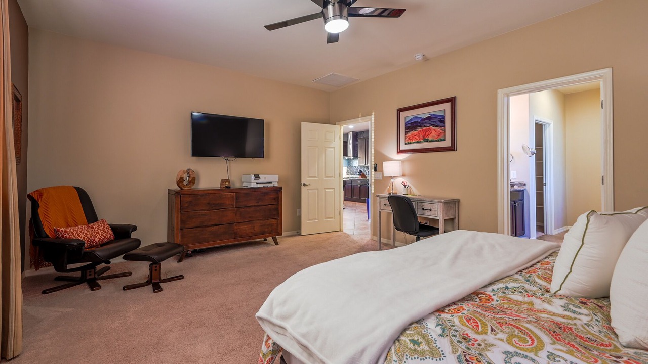 Photo of Bedroom in Oracle