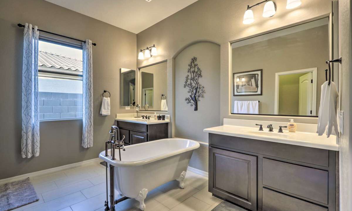 Photo of Bathroom in Montecito in Estrella