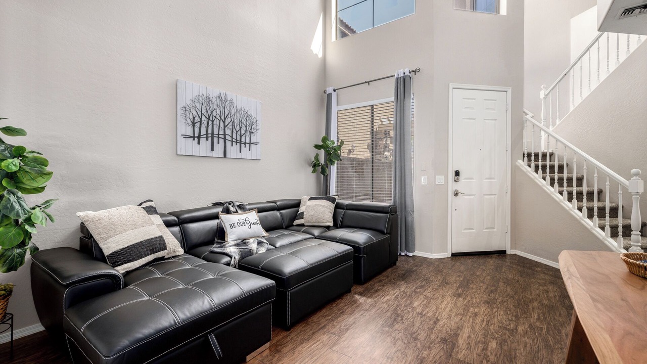Photo of Livingroom in Alta Mesa