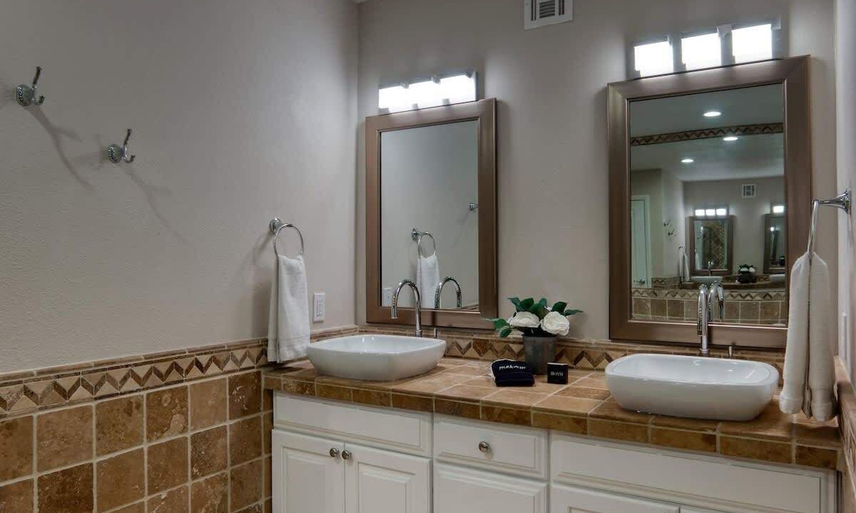 Photo of Bathroom in Paradise Heights