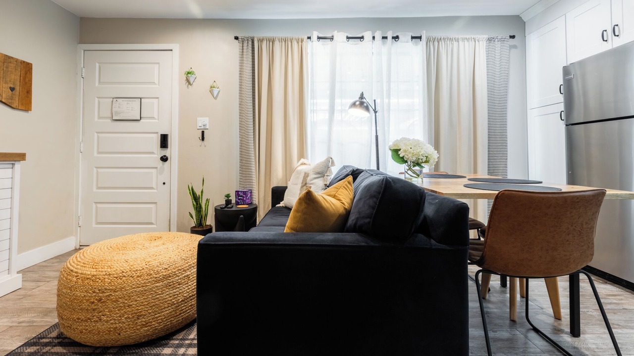 Photo of Livingroom in Pierson Place Historic District