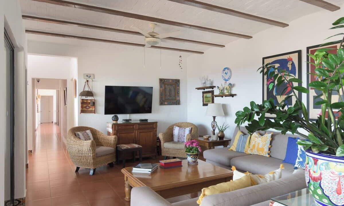 Photo of Livingroom in Raquet Club
