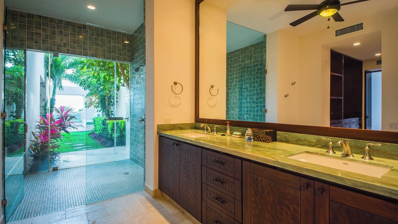 Photo of Bathroom in Buzzards