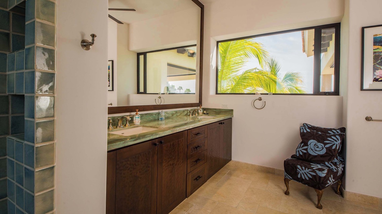 Photo of Bathroom in Buzzards