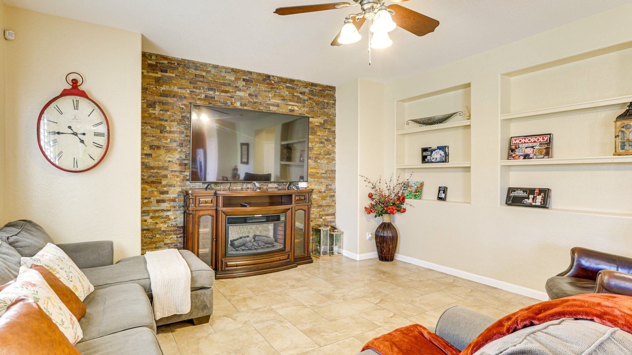 Photo of Livingroom in Camelback Plaza