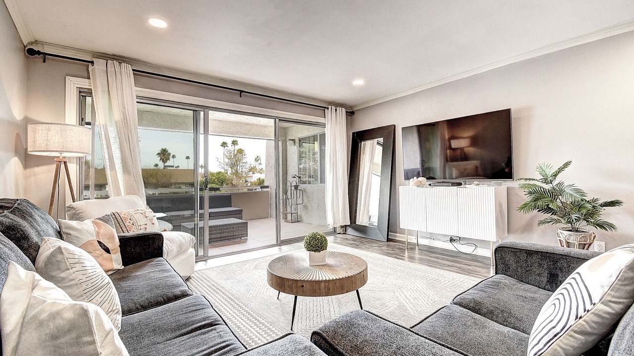 Photo of Livingroom in Entertainment District