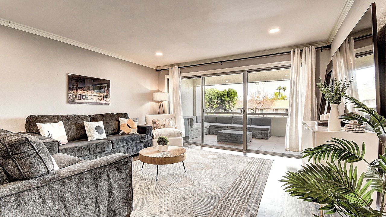 Photo of Livingroom in Entertainment District