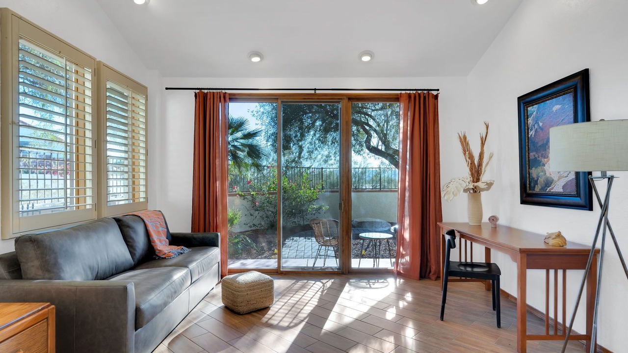 Photo of Livingroom in Shadow Hills