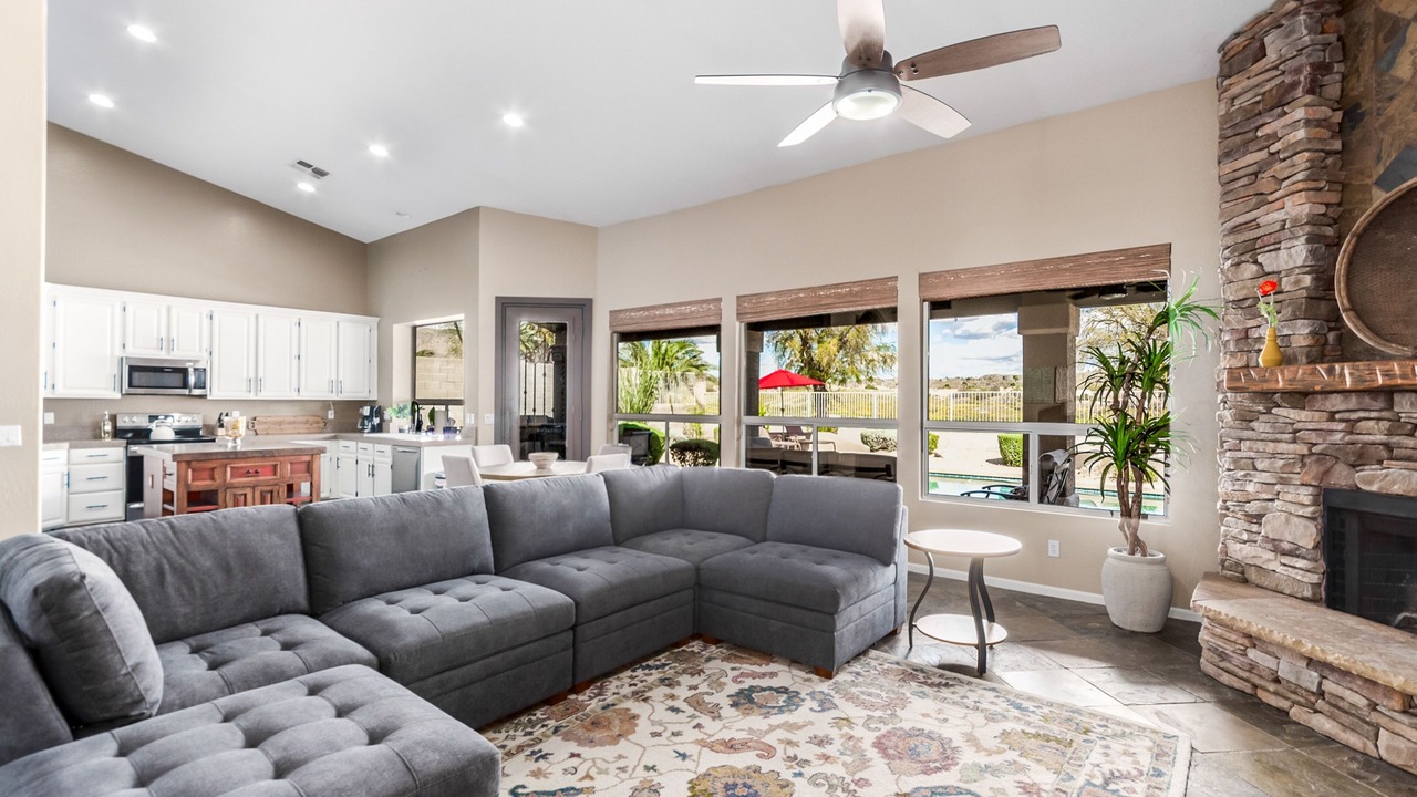 Photo of Livingroom in Foothills Club West