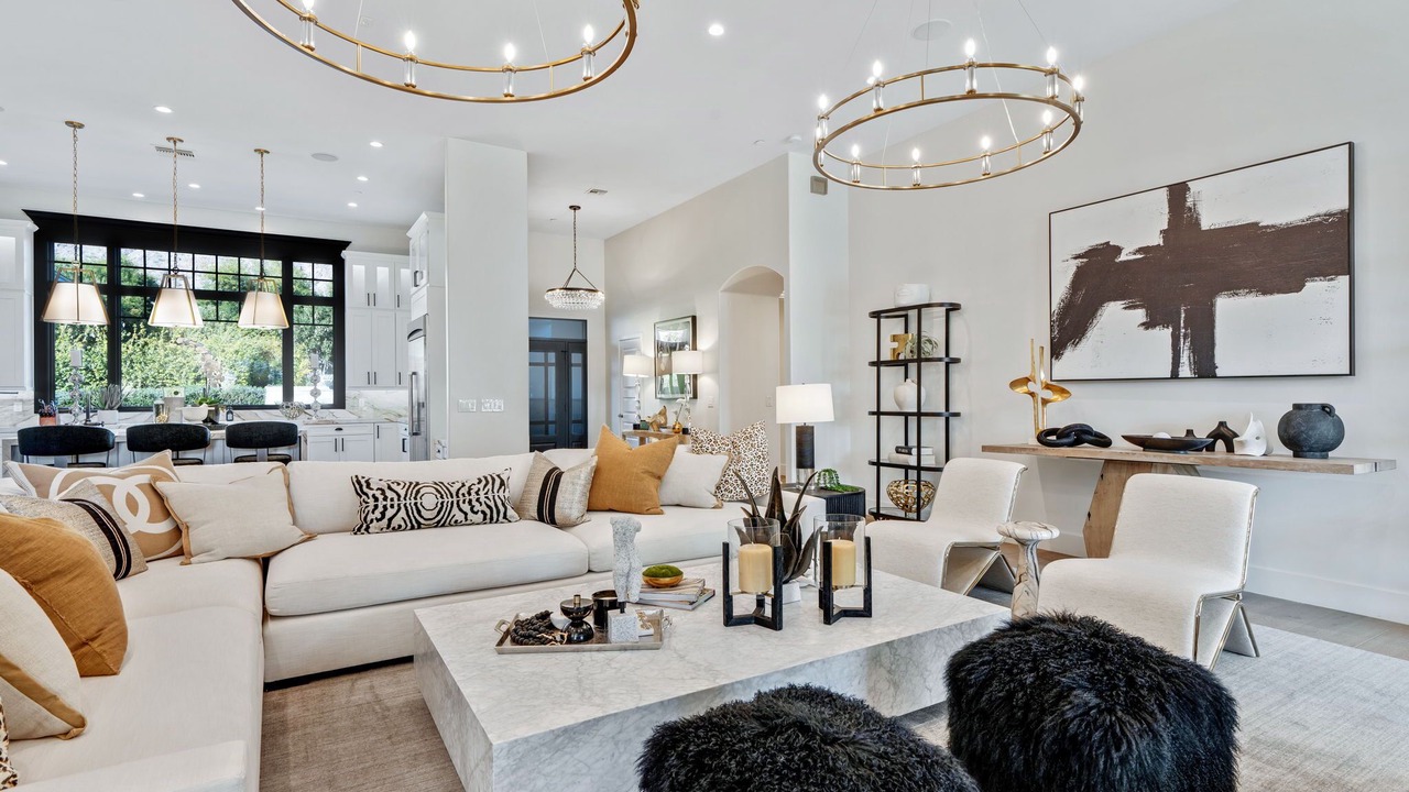 Photo of Livingroom in Arcadia Manors