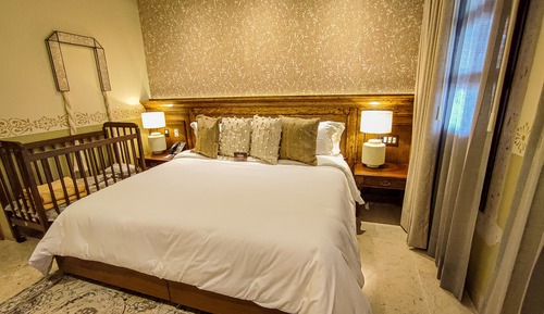 Grand Room, 1 King Bed, Non Smoking, Pool View