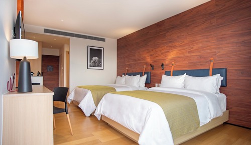 Standard Room, 2 Queen Beds (Mid Floor)