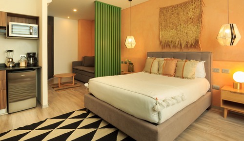 Design Studio Suite, 1 Queen Bed, Pool Access, City View
