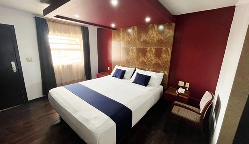Basic Room, 1 King Bed