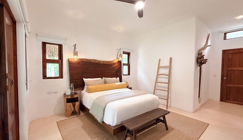 Deluxe Room, 1 Queen Bed, Private Bathroom