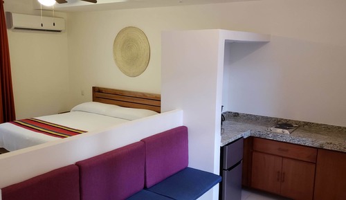 Deluxe Room, 1 King Bed, Pool View
