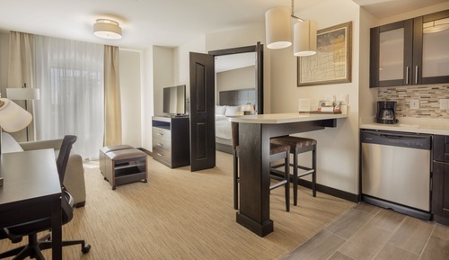 Studio Suite, 1 Queen Bed, Kitchen