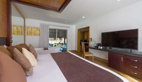 Master Suite with Buffet Breakfast, Spa Access and Daily Massage for Couples