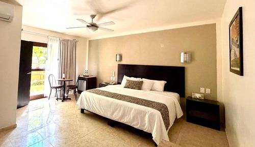 Standard Room, 1 King Bed, Balcony
