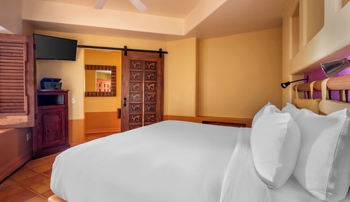 1 BEDROOM KING SUITE WITH BALCONY