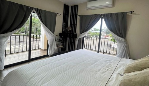 Junior Suite, 1 King Bed, Balcony, City View
