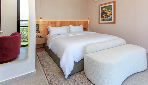 Junior Room, City View