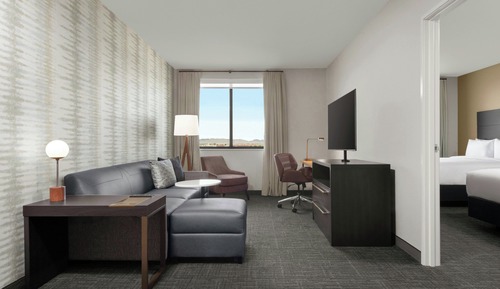 Suite, 1 Bedroom 2 Queens (Hearing Accessible)