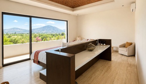 Deluxe Studio Suite, Valley View