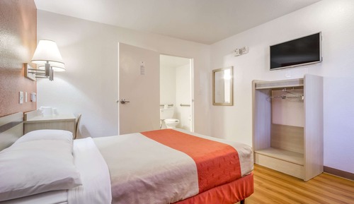Premium Room, 1 Queen Bed, Non Smoking, Refrigerator & Microwave