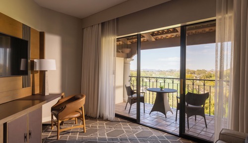Fairmont View 2 Queens- 525sf 49sm Balcony with golf views, oversized shower, on floors 2-4