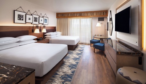 Deluxe Room, 2 Queen Beds, Pool View
