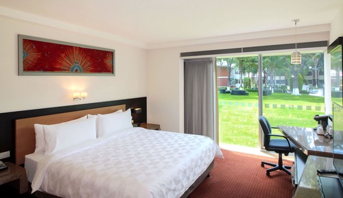 Standard Room, 1 King Bed (Courtyard Access)