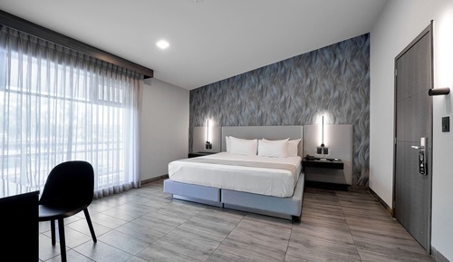 Junior Room, 1 King Bed