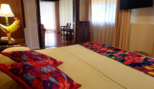 Basic Suite, 1 King Bed, Air conditioning, Pool View (Poolside Suite King)