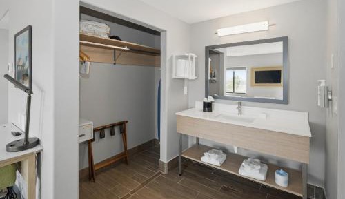 King Room with King Bed - Non-Smoking