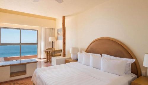 Studio with King Bed, Jacuzzi and Partial Ocean View