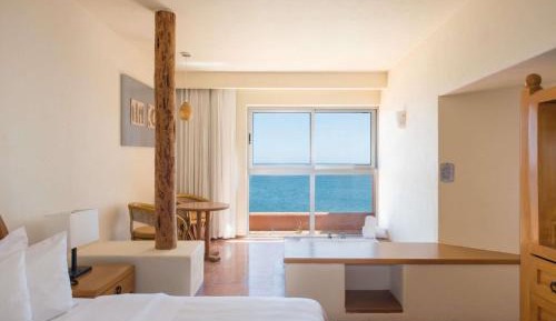 One-Bedroom King Suite with Jacuzzi, Terrace and Partial Ocean View